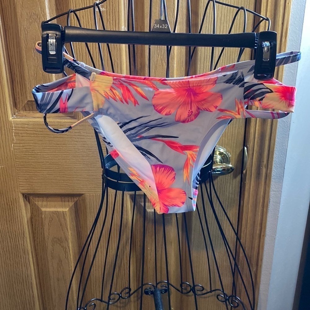 Pink Victoria’s secret’s bikini bottoms​​​​